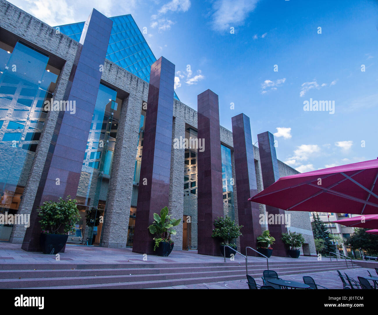 Vista dell'ingresso sud alla city hall e adiacente plaza di Edmonton, Canada Foto Stock