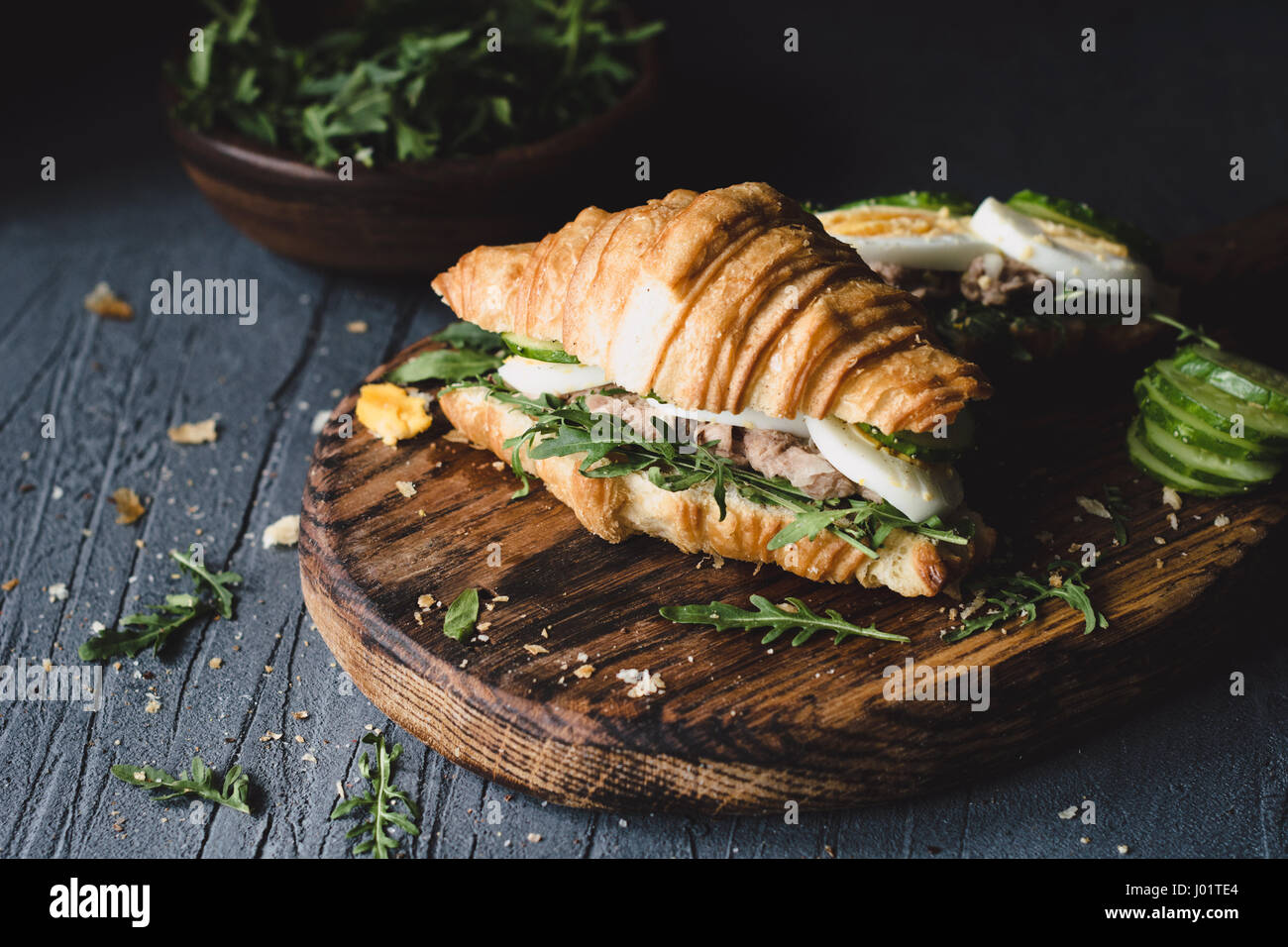 Insalata di tonno panini con Fresco cetriolo, uovo sodo e rucola. Vista ingrandita, il fuoco selettivo, tonica immagine Foto Stock