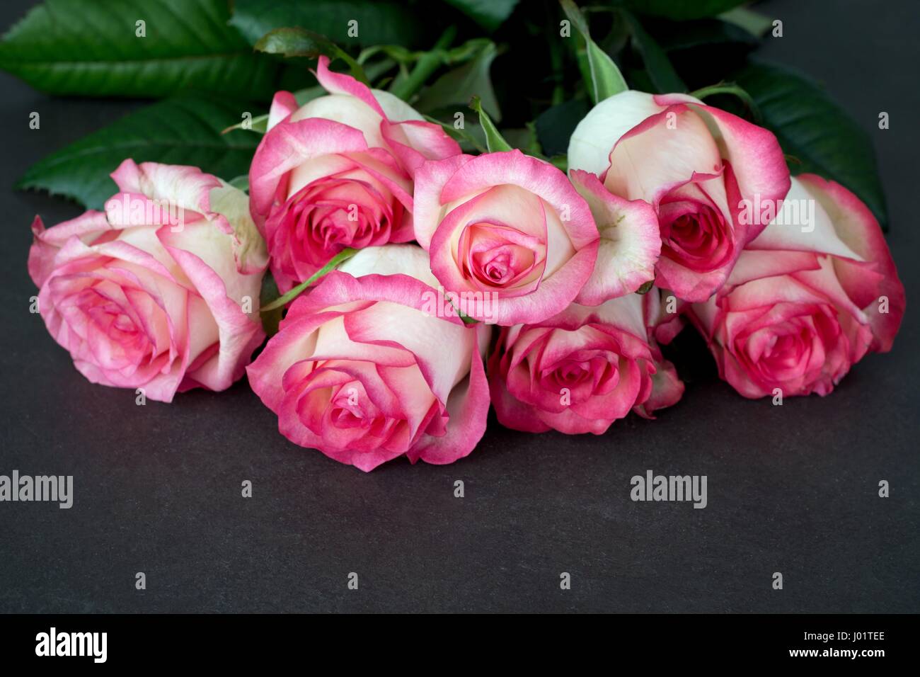 Bouquet di rosa e rose bianche sul tavolo di pietra, primo piano Foto Stock