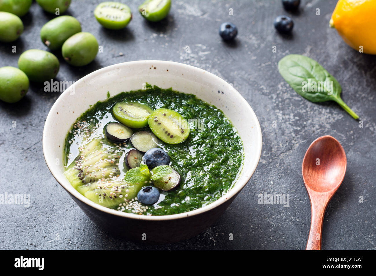 Green monster, smoothie detox smoothie verde con kale, spinaci, kiwi, semi di Chia e mirtilli Foto Stock