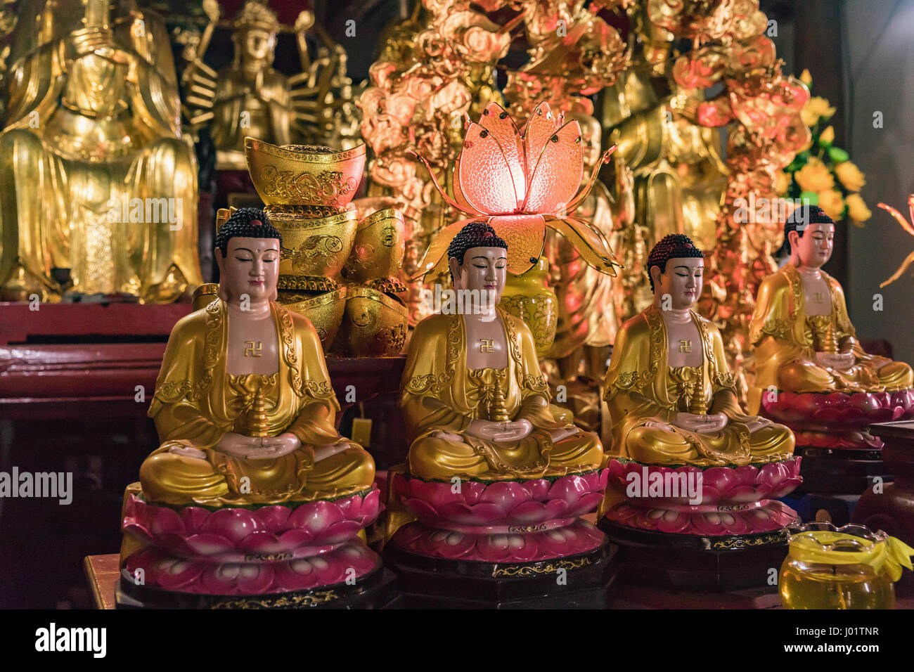 Tempio buddista nel cuore di Hai Phong, nel centro della città in Hai Phong. Unnamed tempio buddista nel cuore di Hai Phong, vecchio edificio con belle d Foto Stock