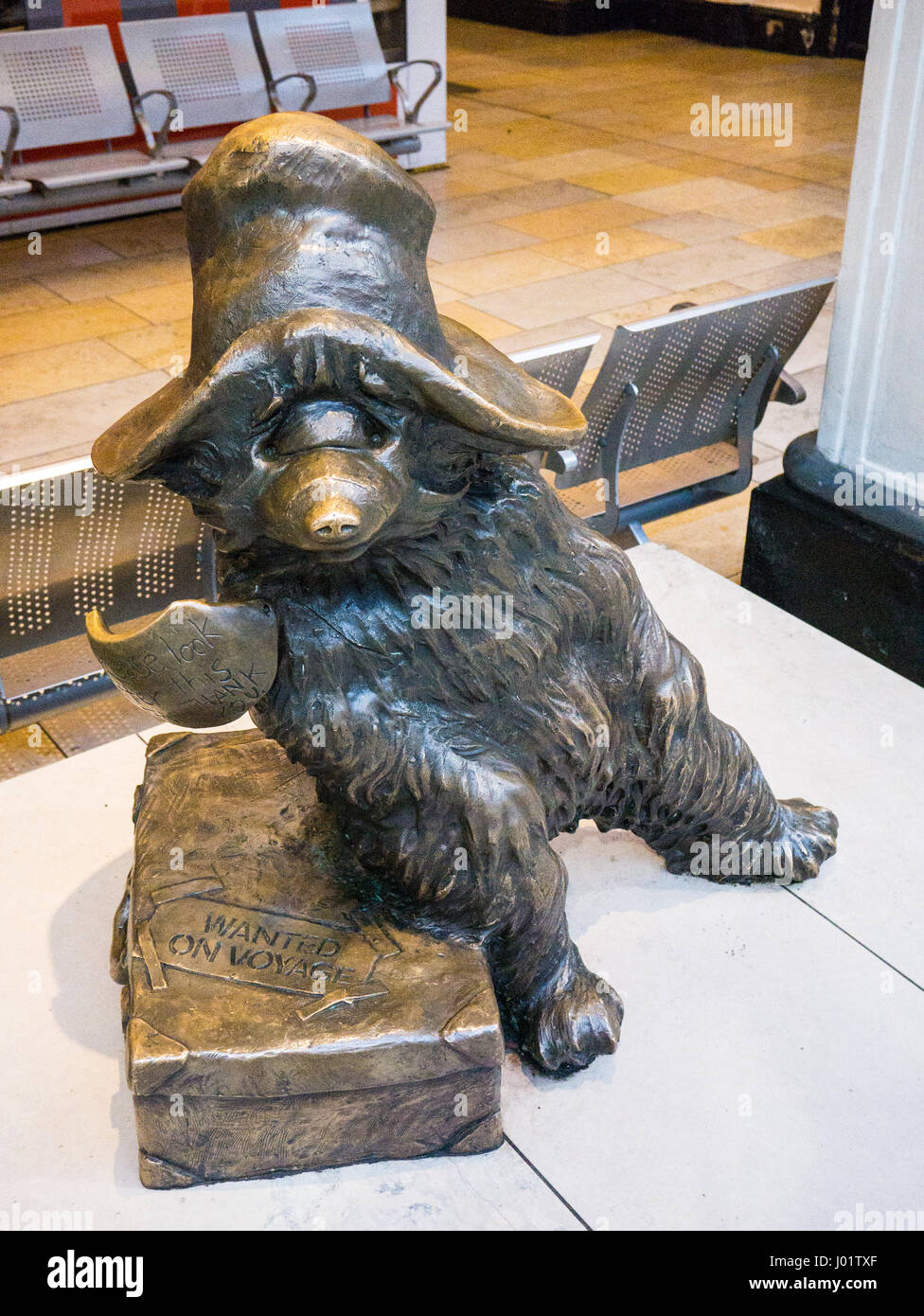 Paddington Bear Sculpture, Paddington Mainline Railway Station, Londra, Inghilterra, Regno Unito, GB. Foto Stock