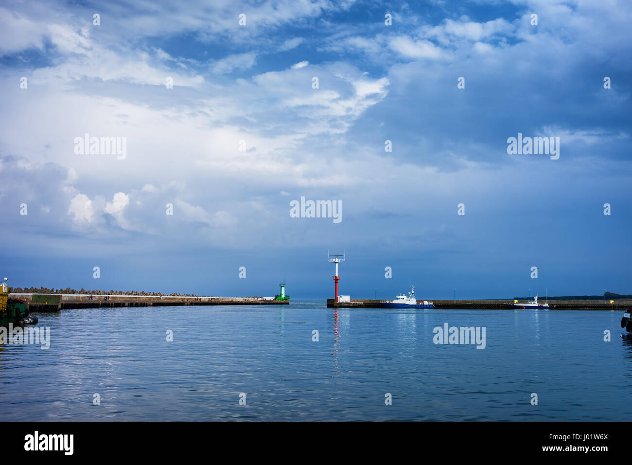 Porto di baia Wladyslawowo, due piloni con uscita a Mar Baltico nella regione della Pomerania, Polonia Foto Stock