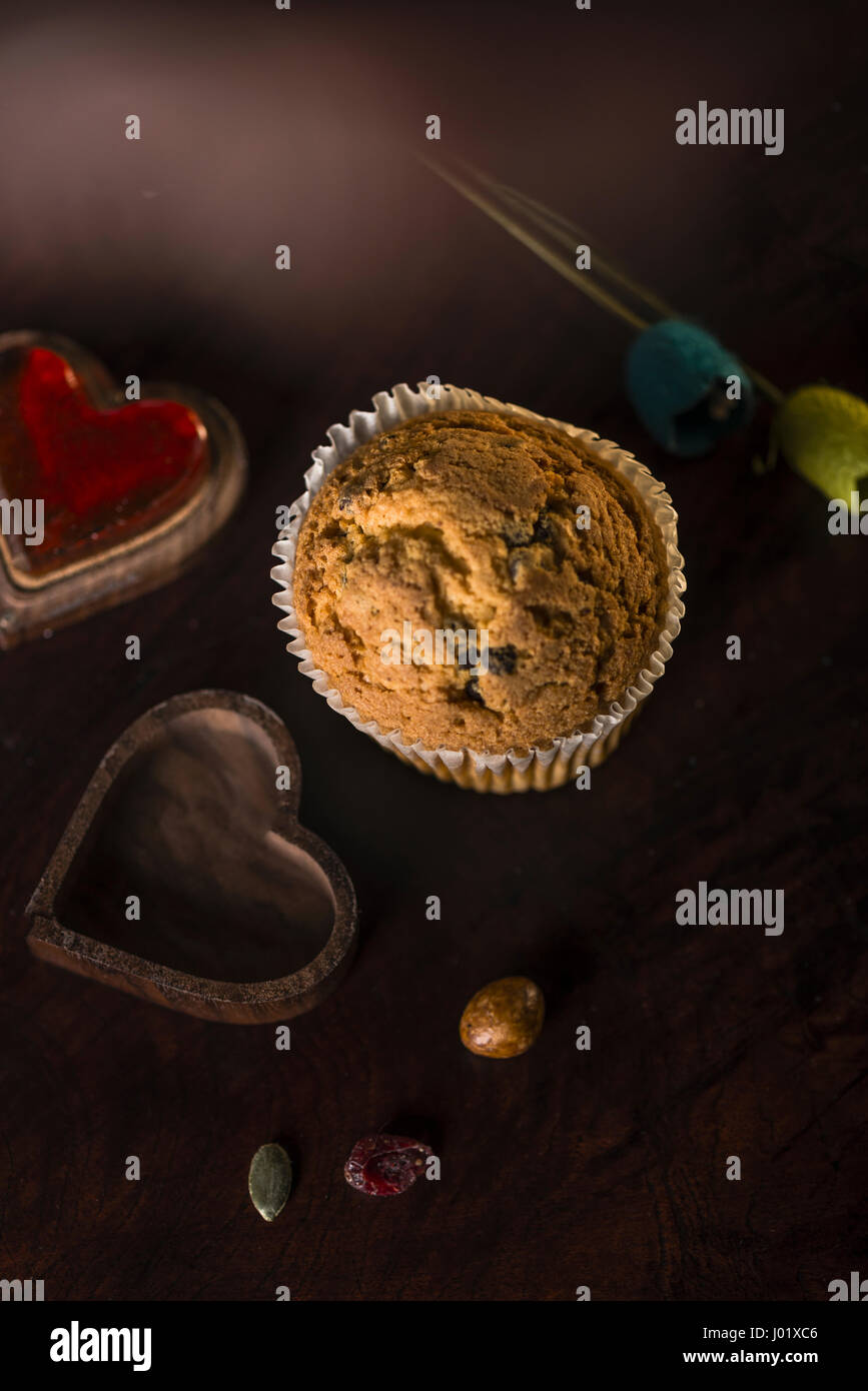 Muffin dolci con cioccolato fondente fagioli, farina è privo di glutine e nessun olio di palma è stato usato come ingrediente. Foto Stock