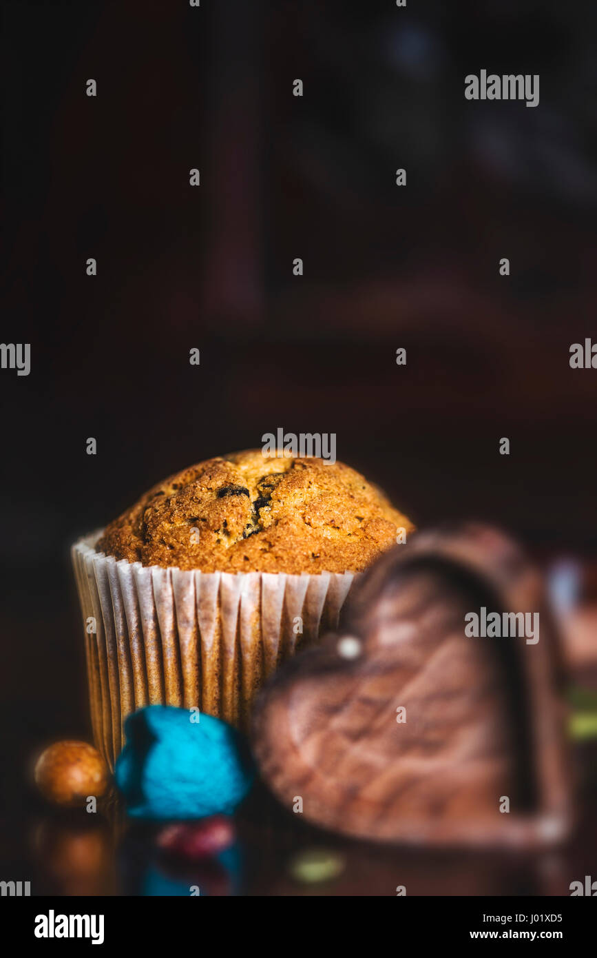 Muffin dolci con cioccolato fondente fagioli, farina è privo di glutine e nessun olio di palma è stato usato come ingrediente. Foto Stock
