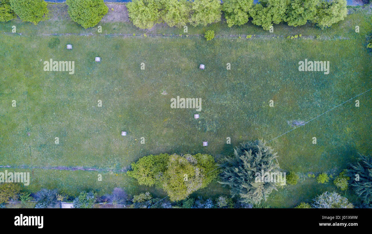 Natura e paesaggio: veduta aerea di un campo, un campo arato, la coltivazione, l'erba verde, campagna, agricoltura, haystacks, balle di fieno Foto Stock