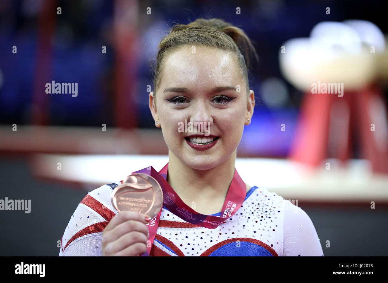 Gran Bretagna Amy Perez con la sua medaglia brozes dopo la donna della concorrenza durante la Coppa del Mondo di Ginnastica all'O2, Londra. Foto Stock