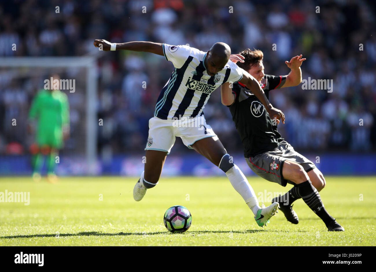 West Bromwich Albion's Allan Nyom (sinistra) e Southampton Hojbjerg Pierre-Emile battaglia per la palla durante il match di Premier League al The Hawthorns, West Bromwich. Foto Stock