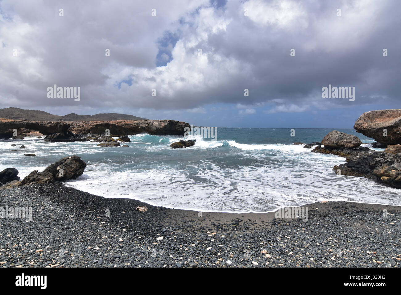 Splendida spiaggia di sabbia nera sulla riva di Aruba east coast. Foto Stock