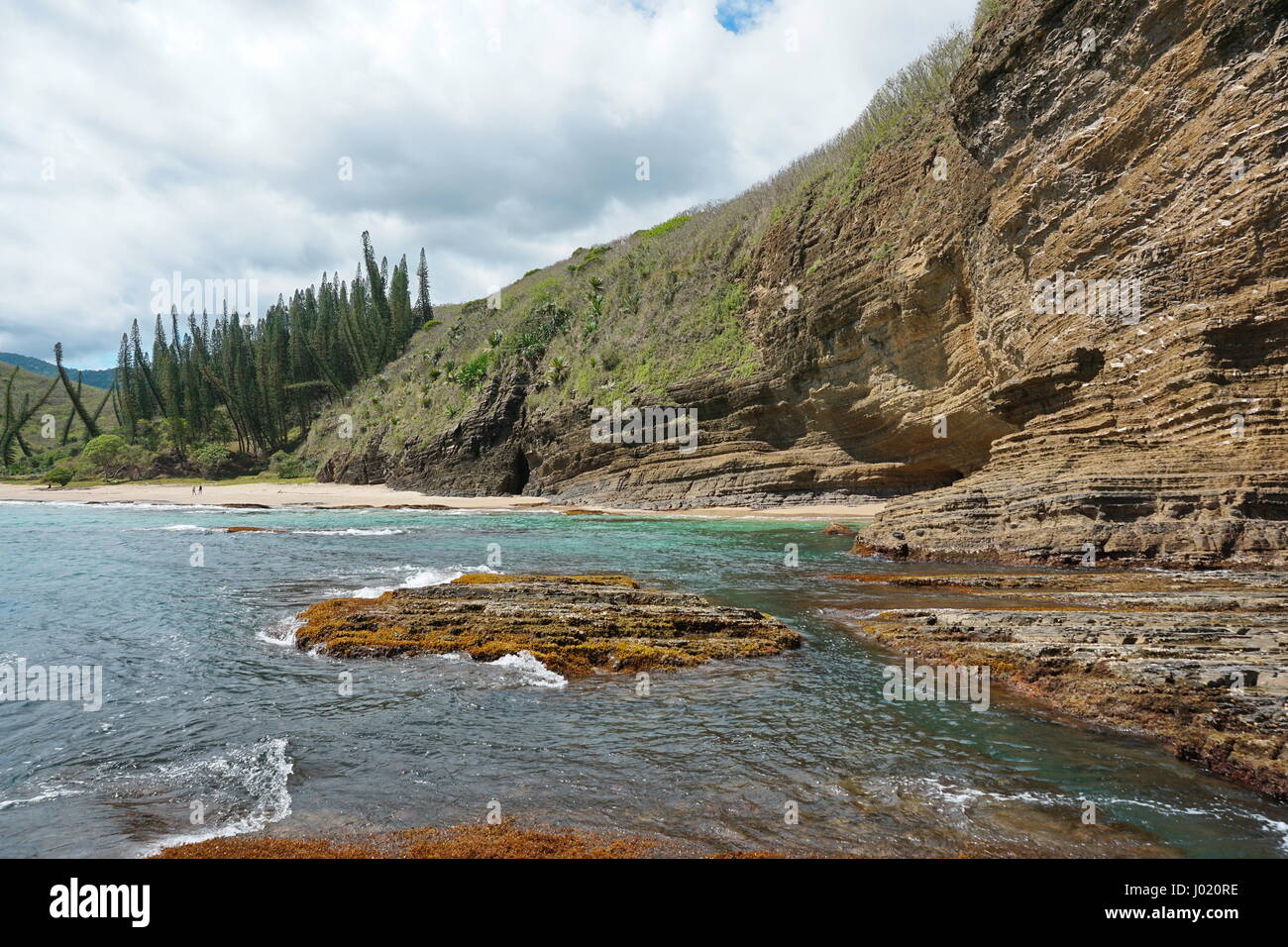 Scogliera e spiaggia il paesaggio costiero in Nuova Caledonia, Turtle Bay, Bourail, Grande Terre, l'isola del Sud Pacifico Foto Stock