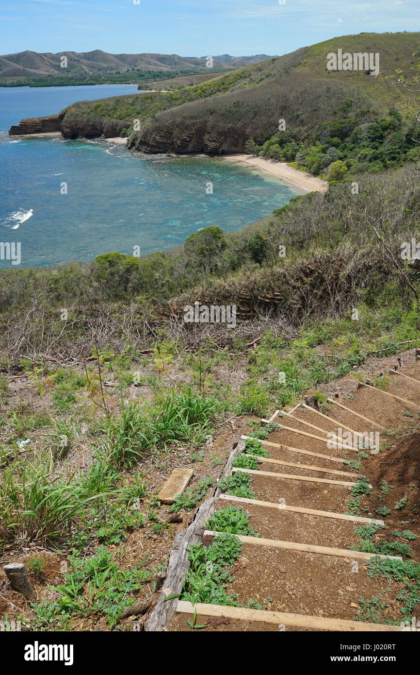 Sentiero costiero che conduce alla spiaggia tranquilla, Nuova Caledonia paesaggio, Gouaro bay, Grande Terre isola, Bourail, Sud Pacifico Foto Stock