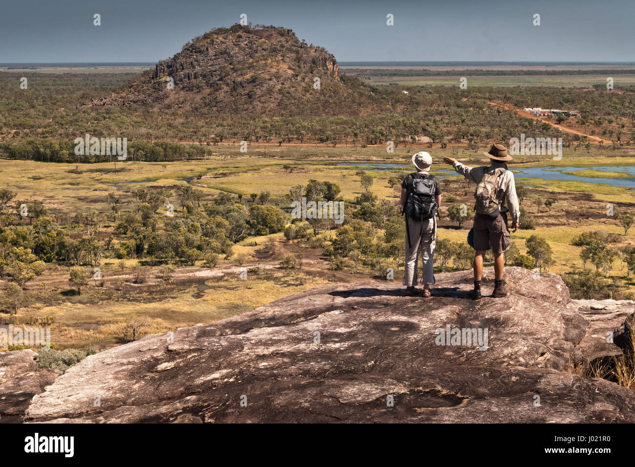 Due escursionisti Arguluk vista collina dalla Injalak Hill. Territori del Nord, Australia Foto Stock