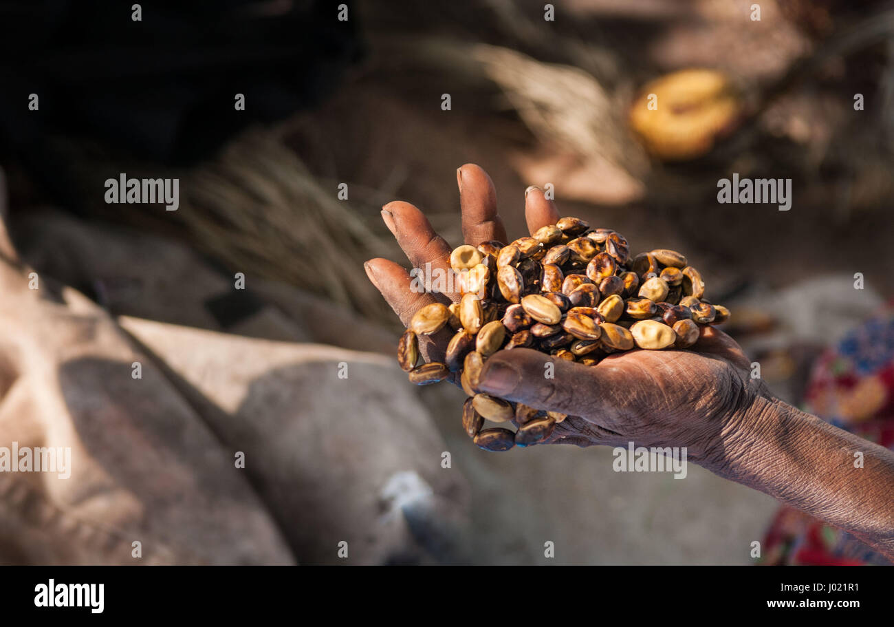 Donna aborigena la mano la gioielleria. Territori del Nord, Australia Foto Stock