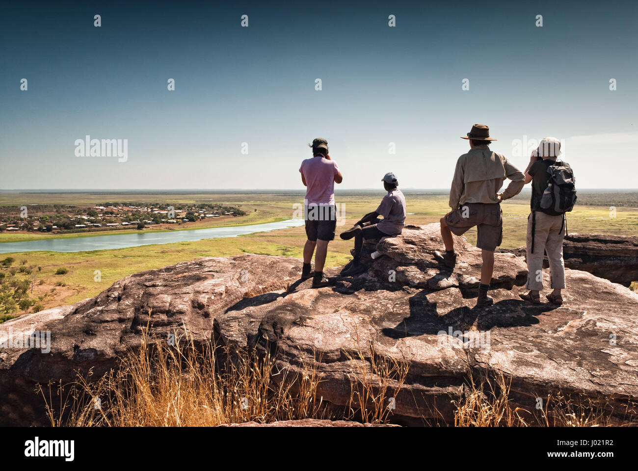 Quattro gli escursionisti in cima della collina Injalak. Territori del Nord, Australia Foto Stock