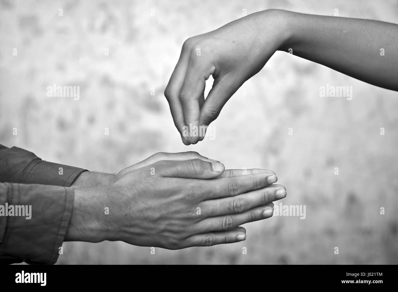 Mano umana gioca. Foto Stock