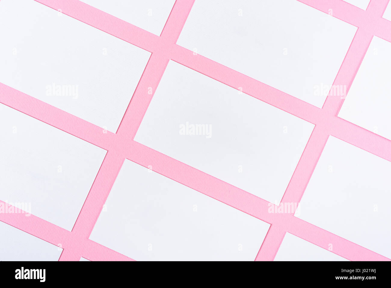 White Blank Business Cards su sfondo rosa con fini di Grana carta Foto Stock