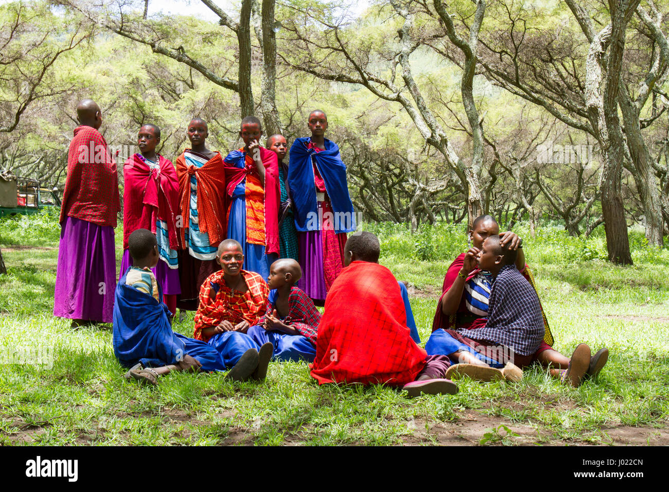 Ngorongoro Conservation Area, Tanzania - Marzo 8, 2017 : ragazze Maasai dal villaggio la preparazione per la cerimonia in Ngorongoro Conservation Area, Tanzania, un Foto Stock