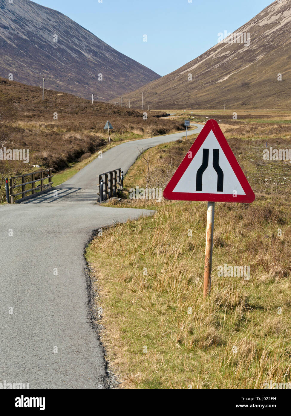 Strada si restringe segno sulla singola traccia strada di campagna con passaggio di posti sull'Isola di Skye in Scozia, Regno Unito Foto Stock