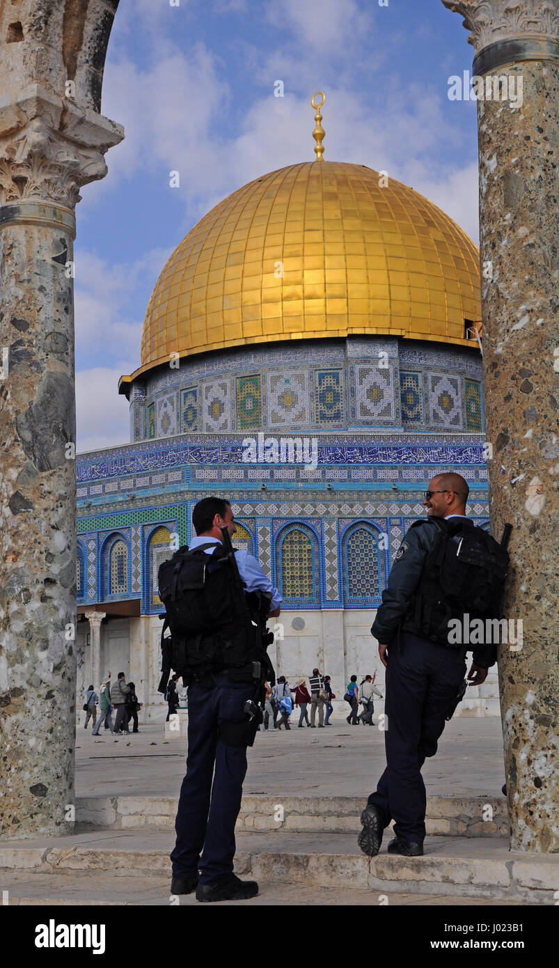 Poliziotto israeliano & Militari rilassato in piedi di fronte alla Cupola della roccia a Gerusalemme (Israele) Foto Stock