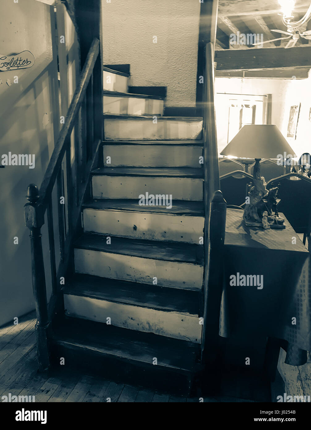 Il grintoso vecchia immagine scalinata che conduce dalla hall in sbiadite immagini sgranate ineterior vecchio edificio Foto Stock