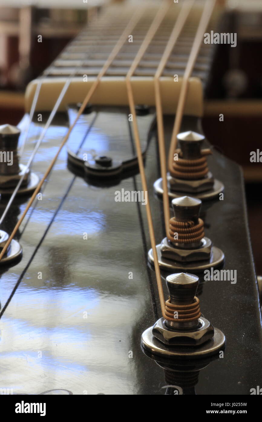 Six string chitarra con messa a fuoco poco profonde sui pioli di sintonizzazione Foto Stock