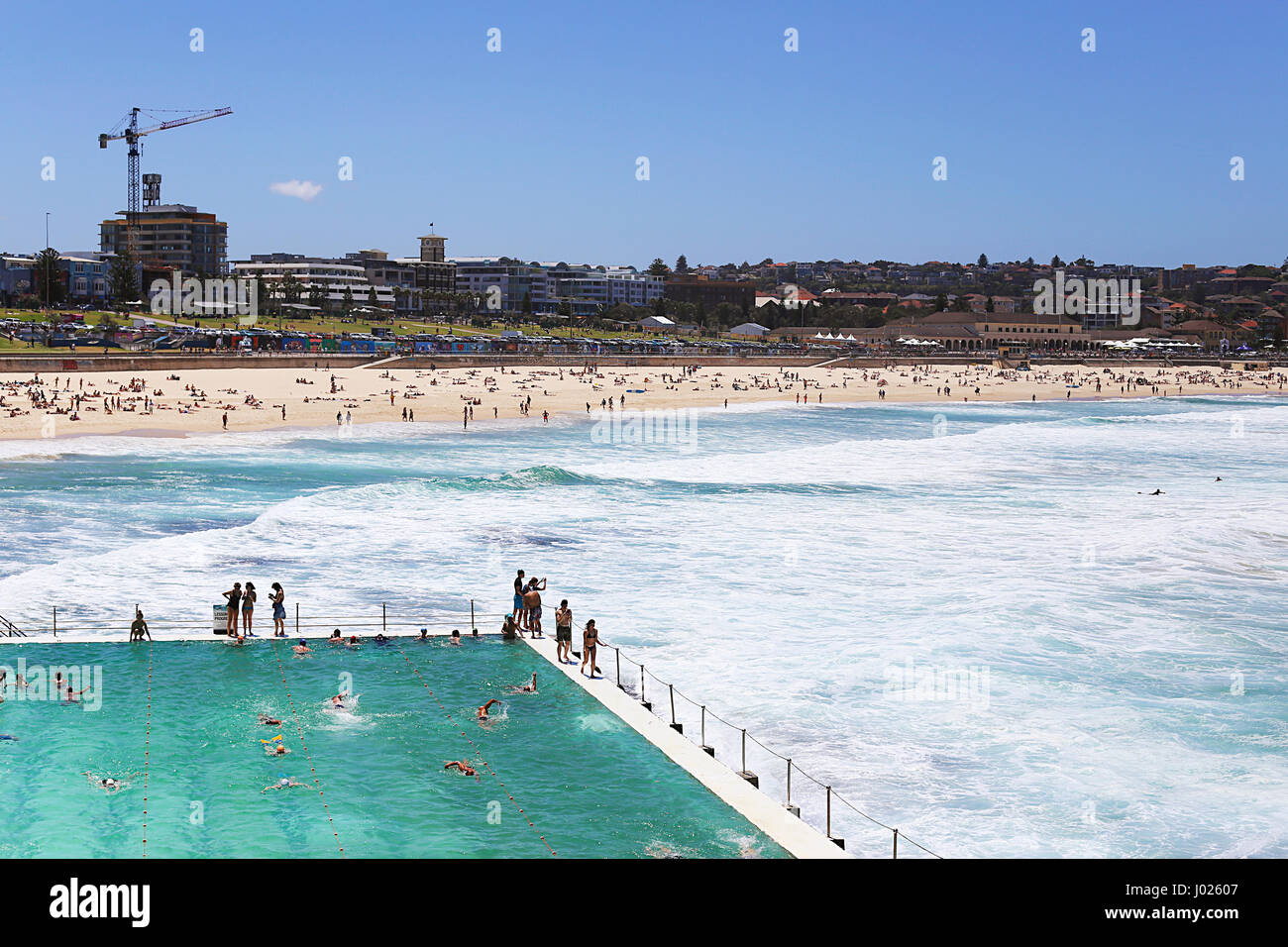 SYDNEY, Australia - 21 gennaio 2017: persone non identificate in bagni di Bondi a Sydney, in Australia. Si tratta di un pool di marea aperto a 1929. Foto Stock