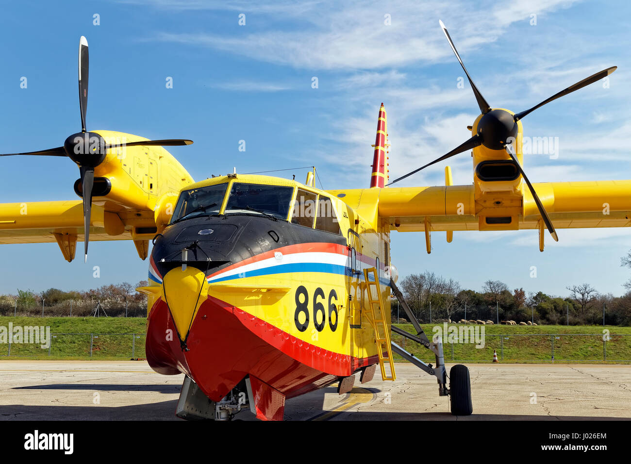 Pola, Croazia - MARZO 25, 2017: Bombardier CL-415 acqua aerei bombardieri in mostra a Pula aeroporto durante 50 anni di anniversario del primo commerc Foto Stock
