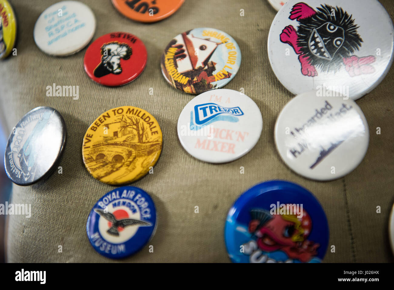 Attrazione turistica vintage e badge retrò degli anni settanta e ottanta raccolti dai bambini e in vendita in un negozio di posta indesiderata Foto Stock