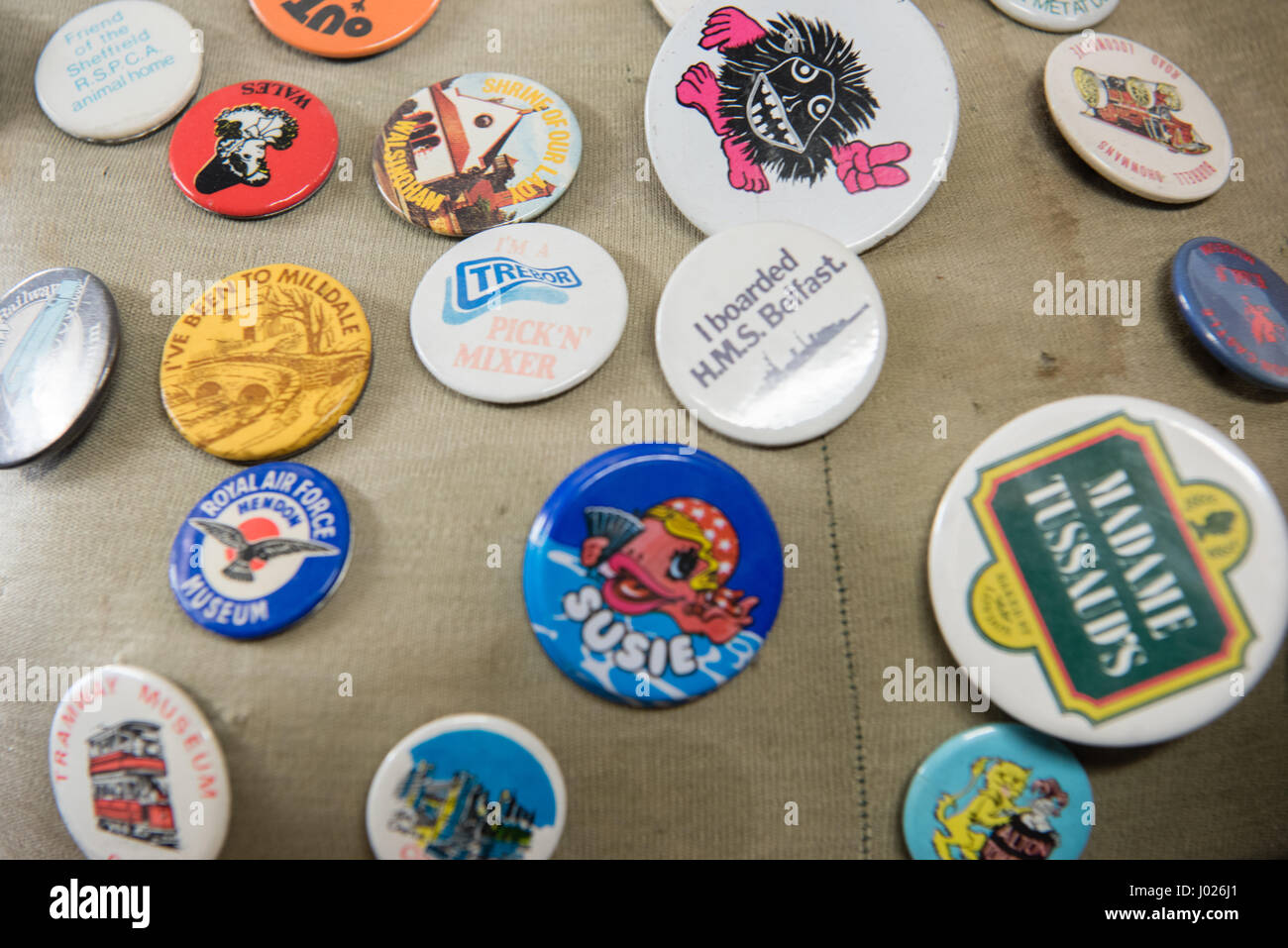 Attrazione turistica vintage e badge retrò degli anni settanta e ottanta raccolti dai bambini e in vendita in un negozio di posta indesiderata Foto Stock