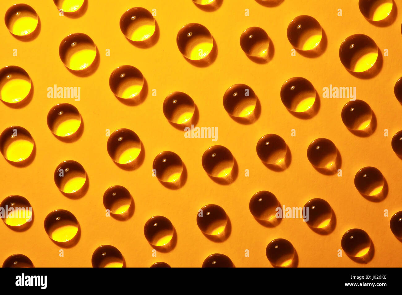 Abstract carta gialla sfondo con gocce di acqua Foto Stock