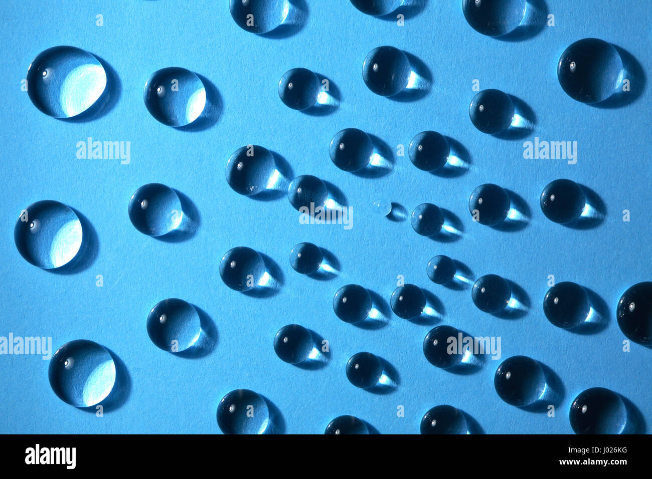 Abstract blu sullo sfondo della carta con gocce di acqua Foto Stock