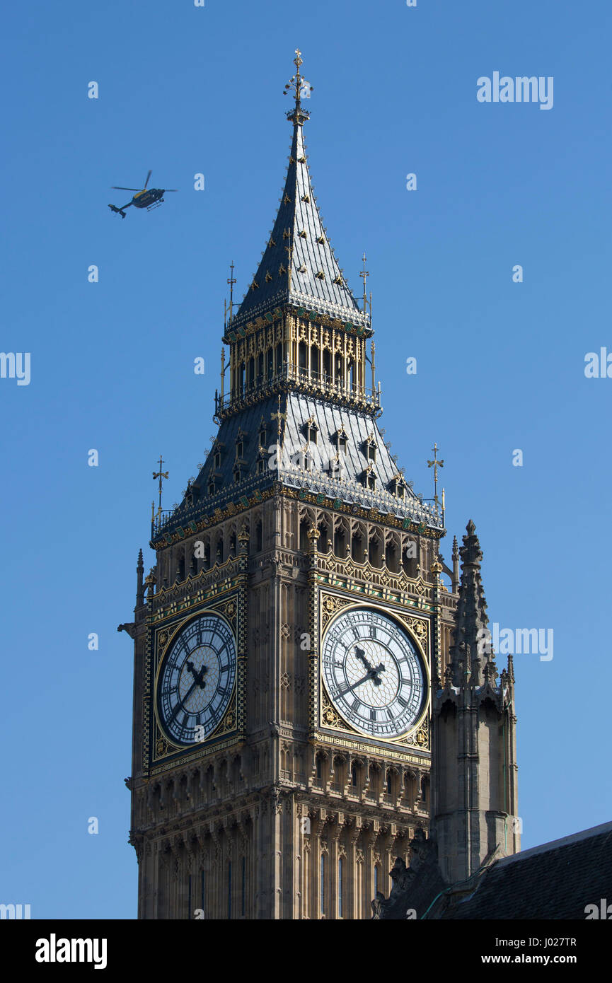 Metropolitana di un elicottero della polizia vicino al Big Ben di Londra. La bara del Pc Keith Palmer giacerà in Westminster la Cappella di St Mary Undercroft nel centro di Londra, in vista di una piena cooperazione di polizia funerale nella Cattedrale di Southwark. Foto Stock