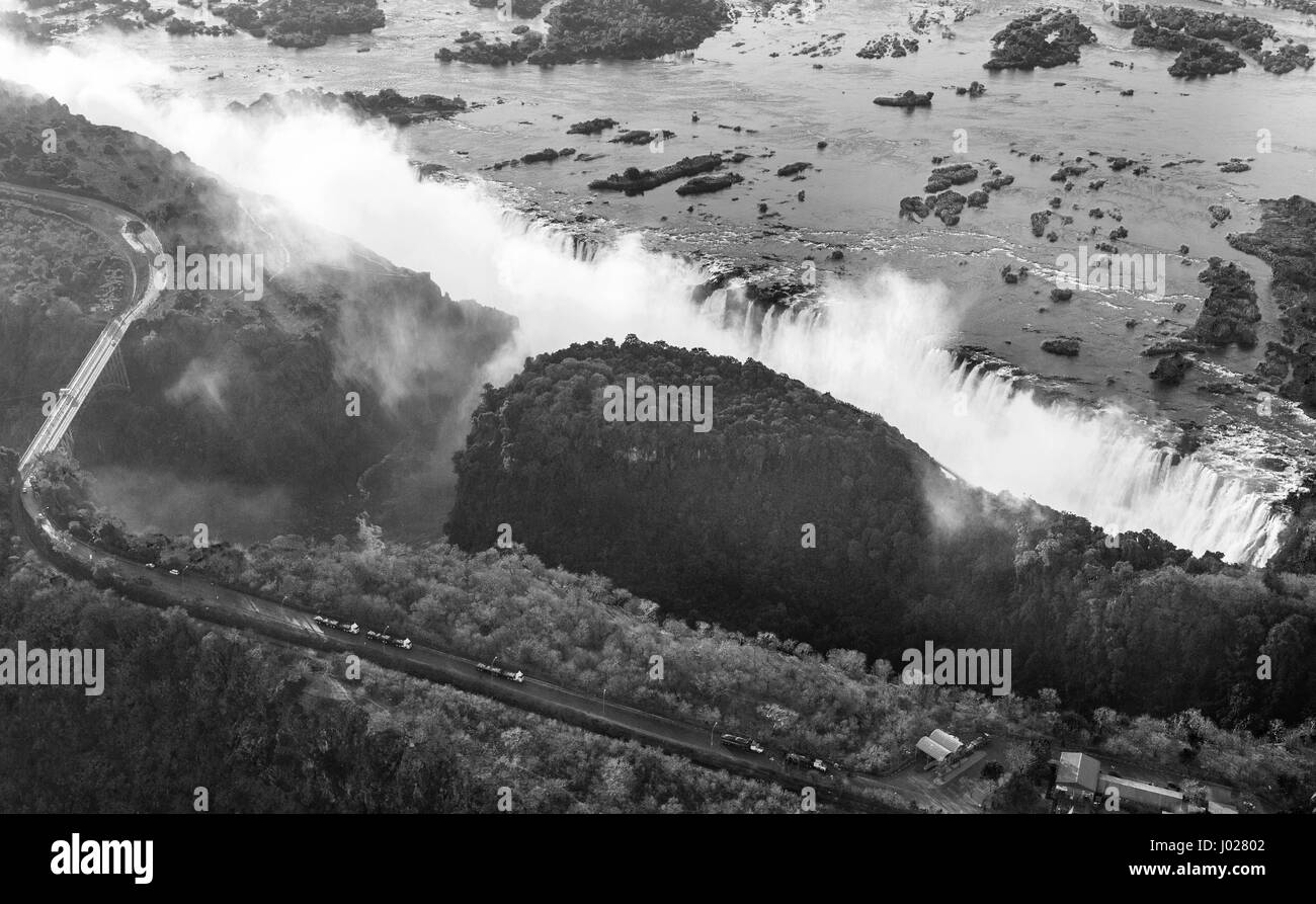 Vista delle Cascate Vittoria da terra. Parco nazionale MOSI-oa-Tunya. E sito patrimonio dell'umanità. Zambiya. Zimbabwe. Foto Stock