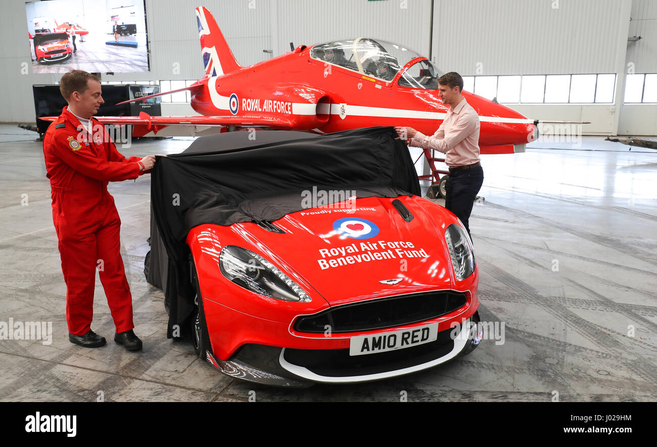 Le frecce rosse " Red 8' Volo pilota tenente Mike Bowden (sinistra) e il veterano Luca Wigman svelano una Aston Martin Vanquish auto " Red 10' alla Aston Martin St Athan, Galles, che viene fatta soprattutto per la RAF benevolo fondo. Foto Stock