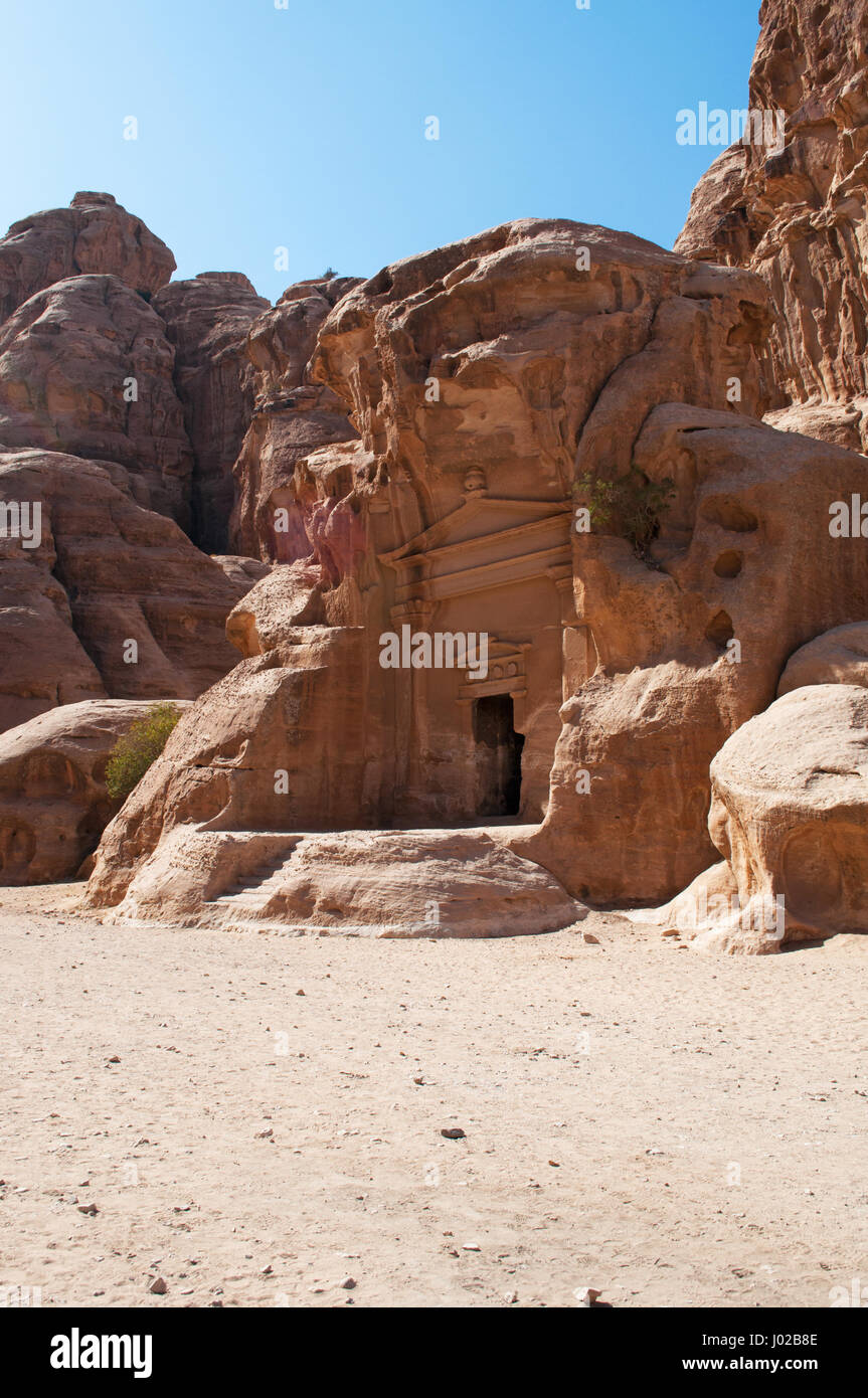Beidah: vista di Little Petra, noto come Siq al-Barid, Nabataean un sito archeologico con edifici scolpite nelle pareti del canyon di arenaria Foto Stock
