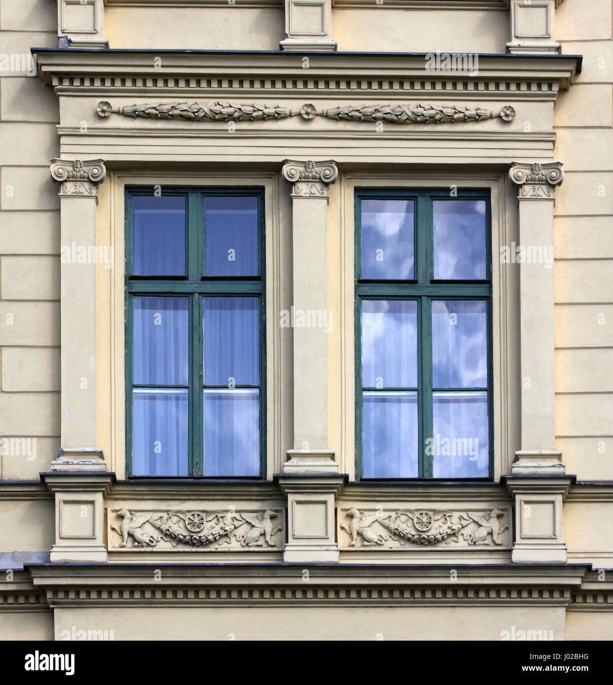 Budapest, Ungheria, all'inizio del secolo town house decorazione della finestra. Foto Stock