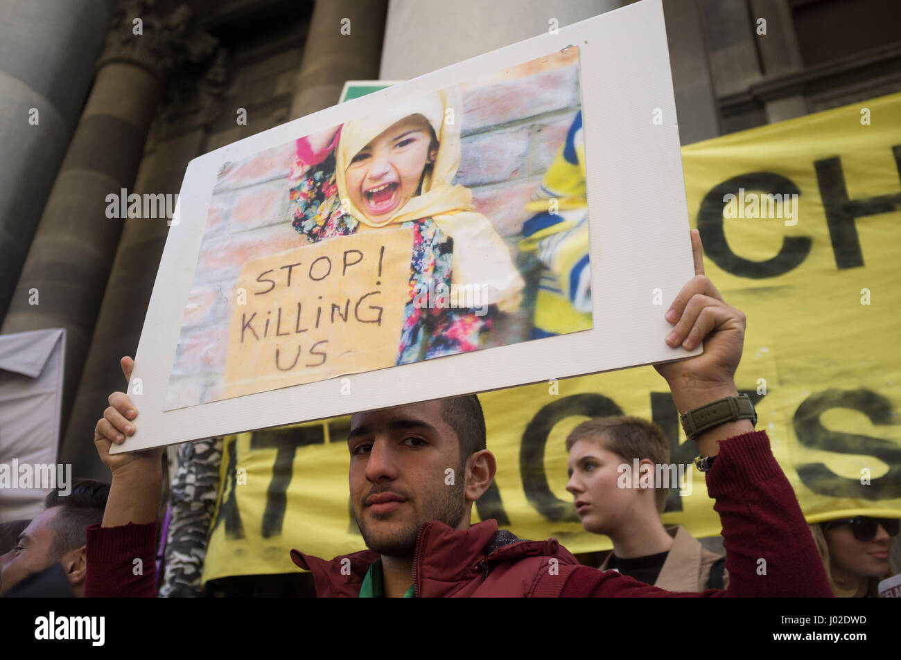 Adelaide, Australia. 9 apr, 2017. I membri della comunità siriana in Adelaide protesta sui gradini del Sud Australia il parlamento ad Adelaide contro l'attacco chimico e di uso del sarin gas nervino dal governo siriano per gli abitanti del ribelle detenuto città di Khan Sheikhun nella provincia di Idlib Credito: amer ghazzal/Alamy Live News Foto Stock