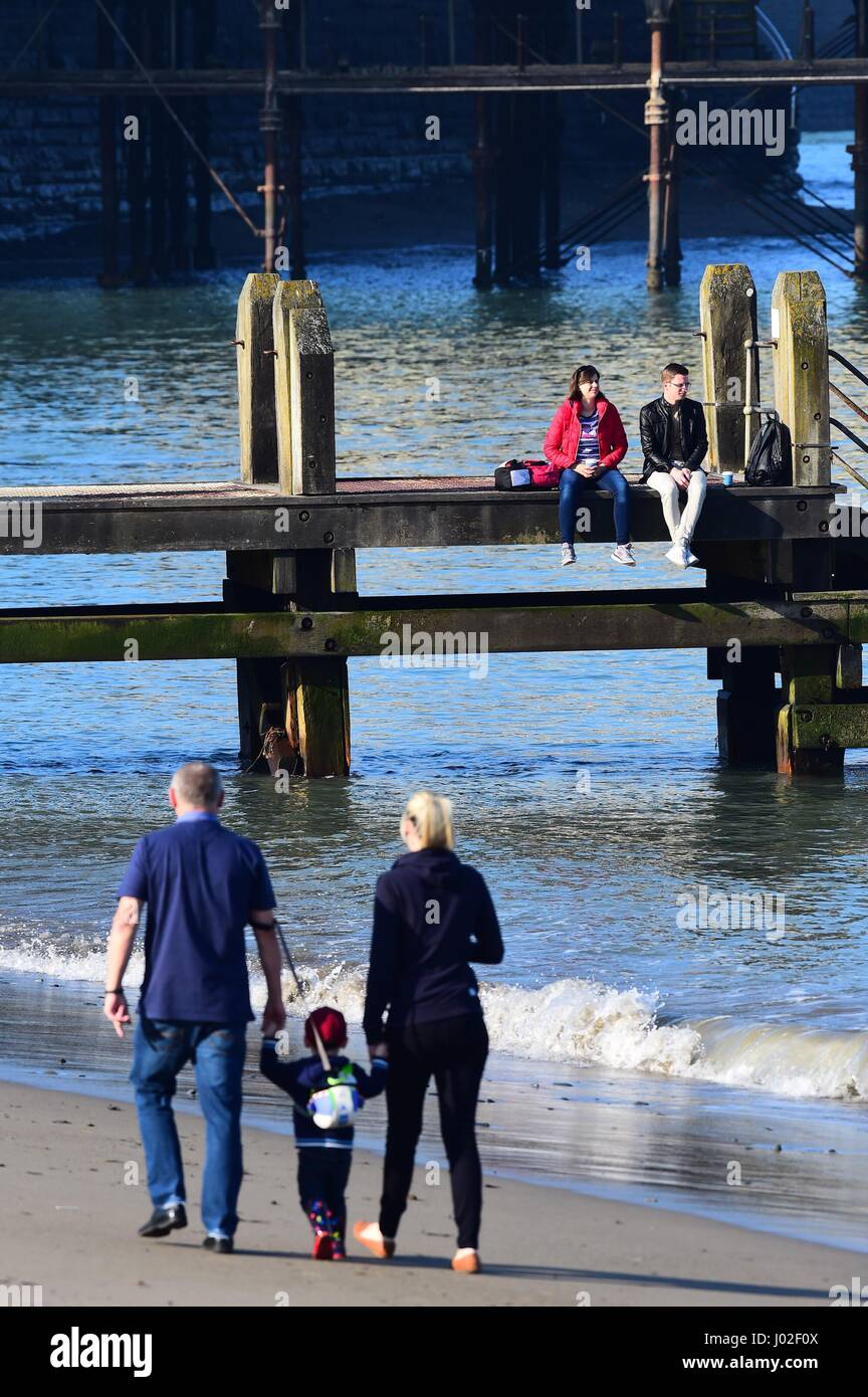 Aberystwyth Wales UK, domenica 09 UK meteo : Persone godendo di una mattina di sole e cielo blu in Aberystwyth su Cardigan Bay costa del Galles occidentale. Aberystwyth era il luogo più caldo in Galles ieri, con temperature che raggiungono i 20,3 ºC. Le condizioni meteorologiche sono impostati in modo da essere bene e regolate per la maggior parte del regno unito oggi, con temperature che raggiungono i 23ºC in alcune parti del sud est Photo credit: keith morris/Alamy Live News Foto Stock