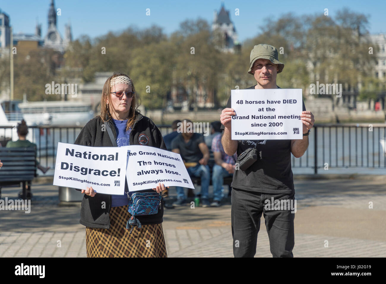 Lambeth, UK. 8 Aprile, 2017.Il benessere degli animali i manifestanti si raccolgono al di fuori di ITV's London Studios a Lambeth. Come spettatori passano sul Fiume Tamigi Embankment, contestatori silenziosamente protestare contro la crudeltà verso i cavalli coinvolti nel Grand National prima della gara a Eglinton sabato 8 aprile 2017. Foto Stock