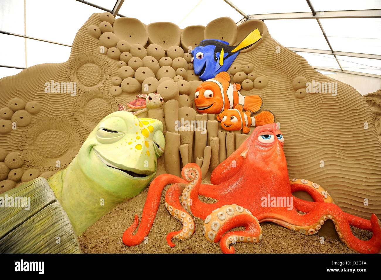 Alla ricerca di Nemo sul fine settimana di apertura di Sandworld a Weymouth Dorset, UK Credit: Finnbarr Webster/Alamy Live News Foto Stock