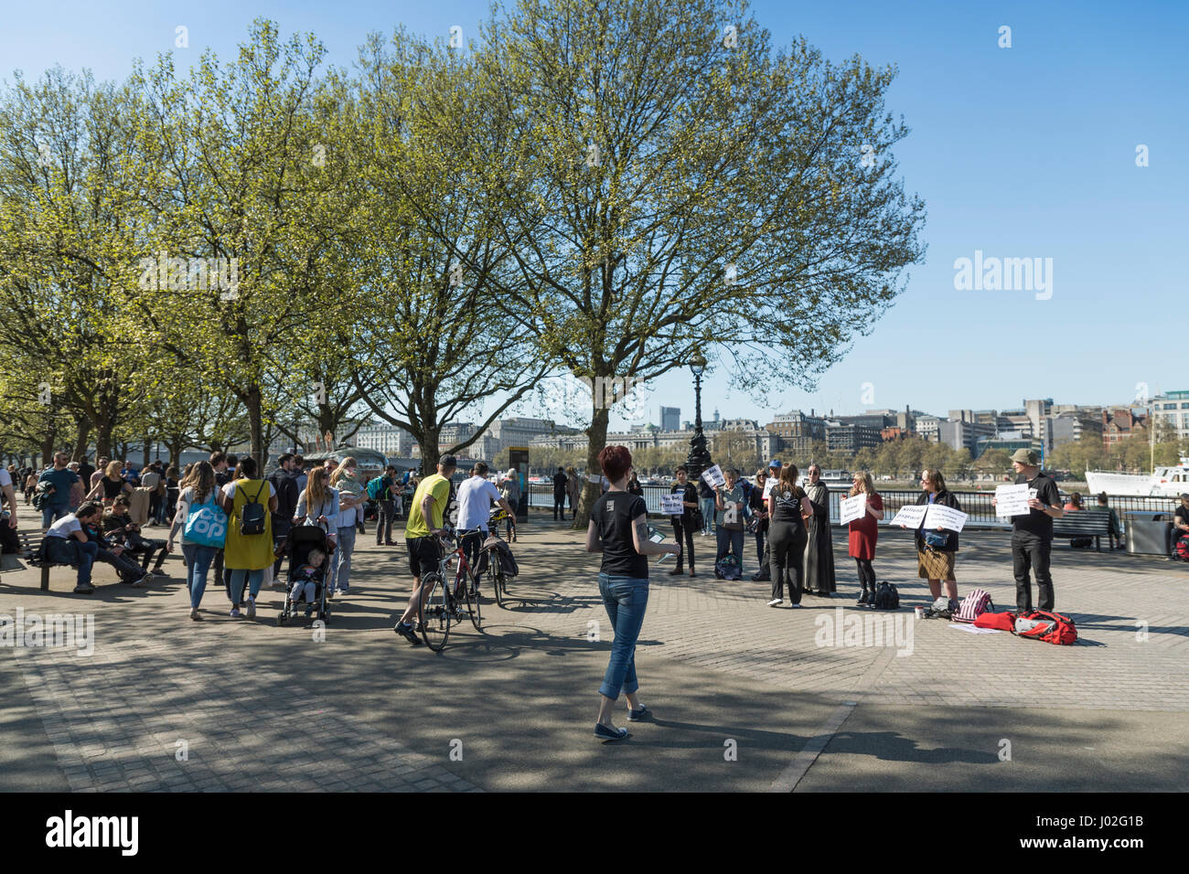 Lambeth, UK. 8 Aprile, 2017.Il benessere degli animali i manifestanti si raccolgono al di fuori di ITV's London Studios a Lambeth. Come spettatori passano sul Fiume Tamigi Embankment, contestatori silenziosamente protestare contro la crudeltà verso i cavalli coinvolti nel Grand National prima della gara a Eglinton sabato 8 aprile 2017. Foto Stock