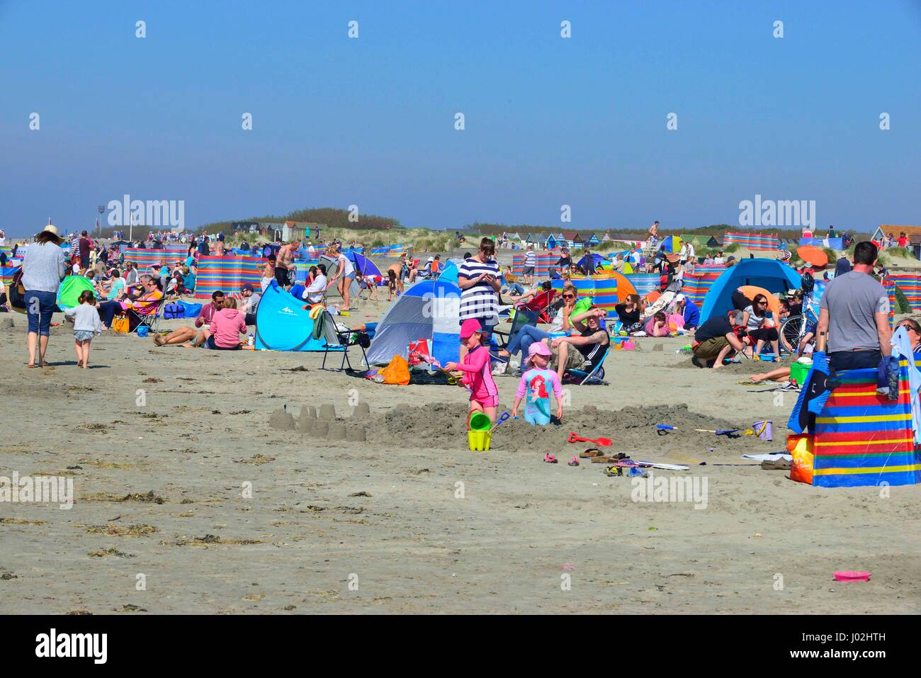 West Wittering Beach, West Sussex, Regno Unito. Il 9 aprile 2017. Sizzling molla. La folla scendere su West Wittering beach per assorbire i soli raggi su una sorprendentemente unseasonal aprile a caldo del giorno. Credit Gary Blake /Alamy Live News Foto Stock