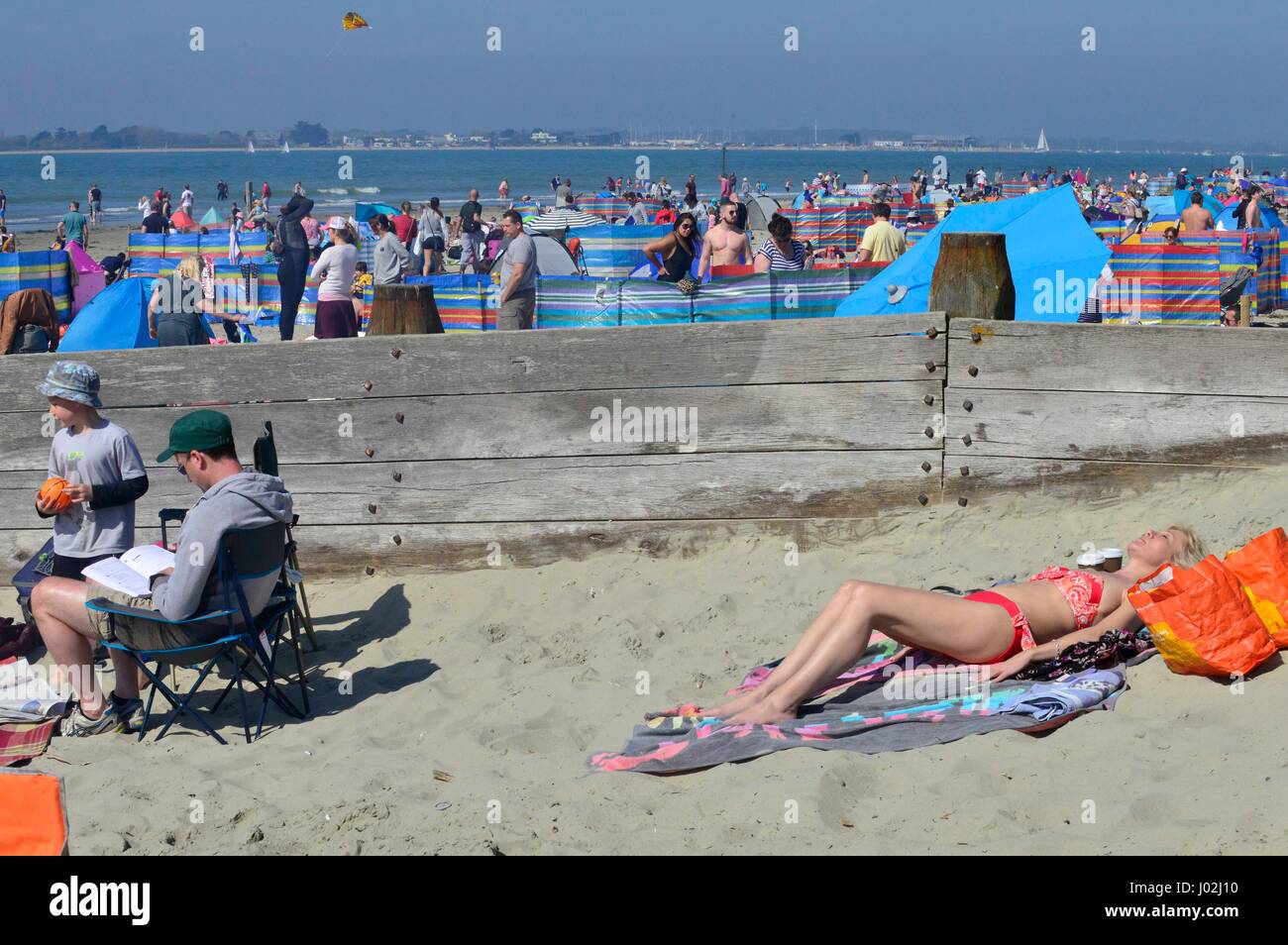 West Wittering Beach, West Sussex, Regno Unito. Il 9 aprile 2017. Regno Unito sfrigolanti molla. La folla scendere su West Wittering beach per assorbire i soli raggi su una sorprendentemente unseasonal aprile a caldo del giorno. Credit Gary Blake /Alamy Live News Foto Stock