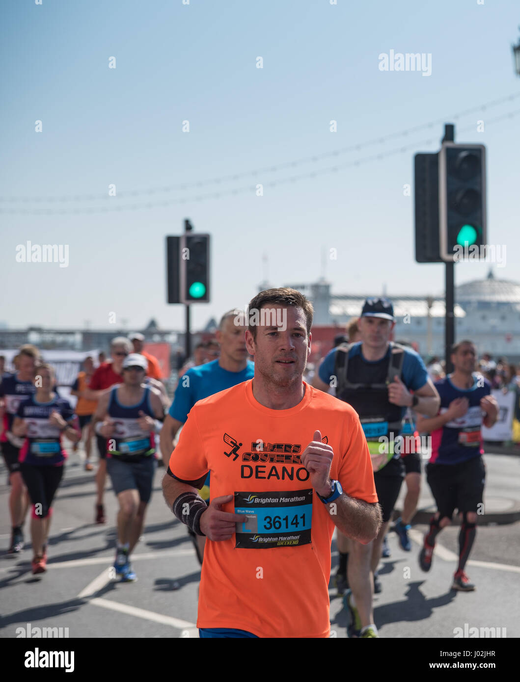 Il 9 aprile 2017, BRIGHTON REGNO UNITO. Uomo che corre in Brighton Competizione maratona Foto Stock