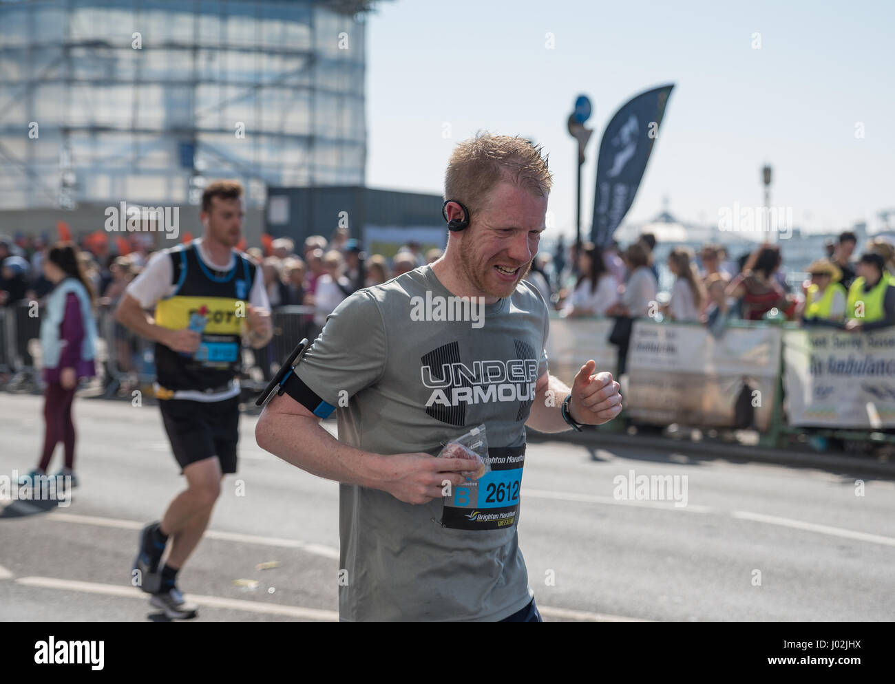 Il 9 aprile 2017, BRIGHTON REGNO UNITO. Uomo che corre in Brighton Competizione maratona Foto Stock