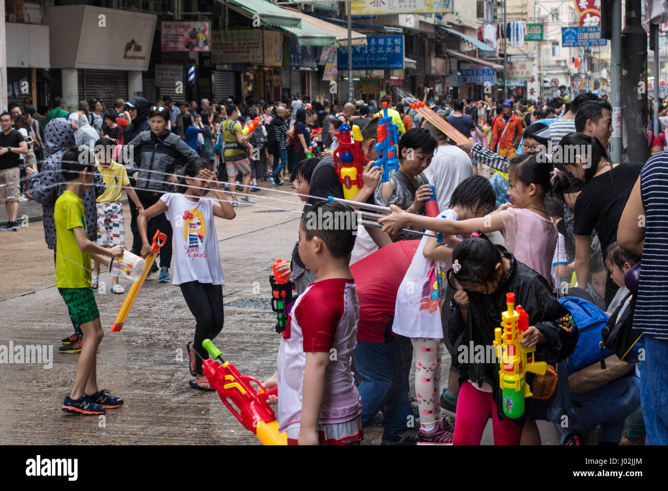 Songkran waterfight nella comunità tailandese (po) Thailandia nella RAS di Hong Kong Foto Stock