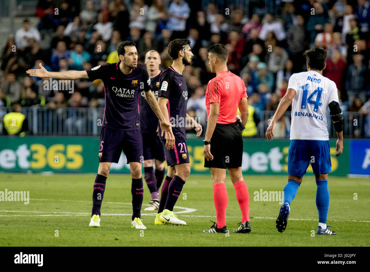 FC Barcelona i giocatori si lamentano di arbitro. La Liga Santander match day 31 gioco tra Malaga CF e FCBarcelona giocato in La Rosaleda stadio, Malaga, Spagna. Malaga sconfitto 2-0 con gol di Sandro (32 min) e Jony (90 min). Credito: VWPics/Alamy Live News Foto Stock