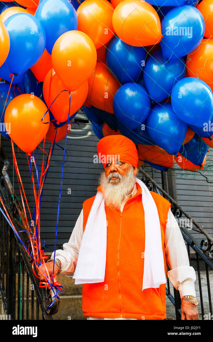 Glasgow, Scotland, Regno Unito. Il 9 aprile 2017. Più di 1000 membri della Scozia della comunità sikh si sono incontrati a Glasgow per celebrare lo storico e la festa religiosa di VAISAKHI da sfilare dal guru Nanak tempio di Otago Street alla centrale di Gurdwara in Berkeley Street. A Berkeley Street dopo le preghiere e benedizioni la parata, assediati da più di duemila e per la musica di sottofondo di cornamuse svolto dagli enti locali i bambini hanno continuato a Pollokshields distretto per una fiera di strada e altre celebrazioni. Credito: Findlay/Alamy Live News Foto Stock