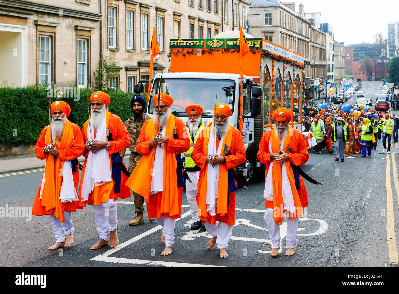 Glasgow, Scotland, Regno Unito. Il 9 aprile 2017. Più di 1000 membri della Scozia della comunità sikh si sono incontrati a Glasgow per celebrare lo storico e la festa religiosa di VAISAKHI da sfilare dal guru Nanak tempio di Otago Street alla centrale di Gurdwara in Berkeley Street. A Berkeley Street dopo le preghiere e benedizioni la parata, assediati da più di duemila e per la musica di sottofondo di cornamuse svolto dagli enti locali i bambini hanno continuato a Pollokshields distretto per una fiera di strada e altre celebrazioni. Credito: Findlay/Alamy Live News Foto Stock