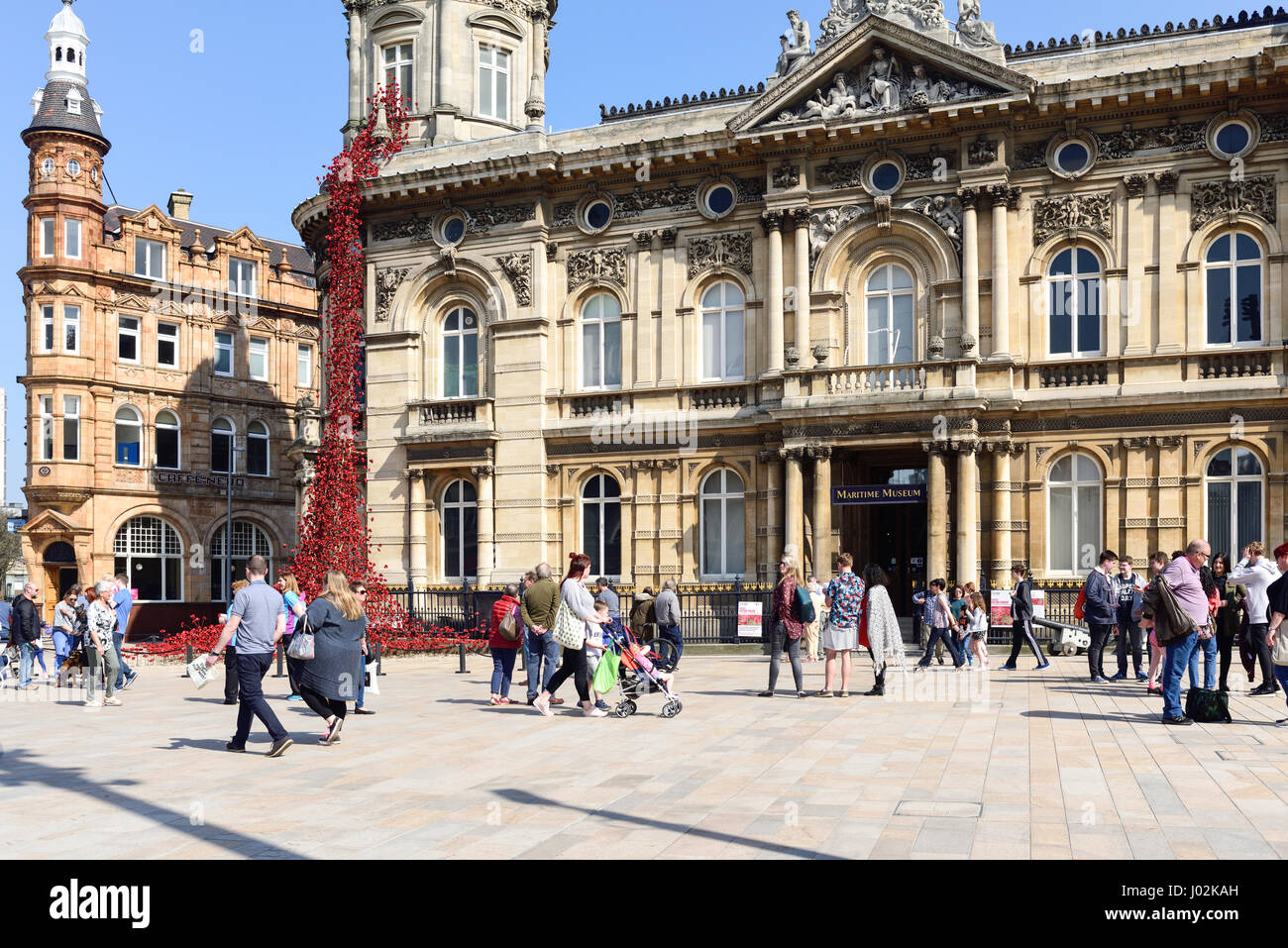 Il pianto la finestra di visualizzazione della ceramica papaveri rossi dal museo marittimo su Victoria Square, Foto Stock